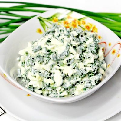Салат из зеленого лука и яиц