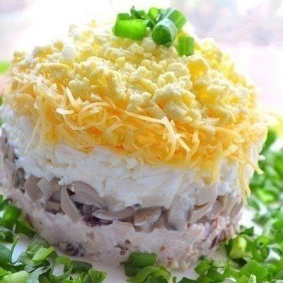 Вкусный слоёный салат с курицей, грибами и сыром