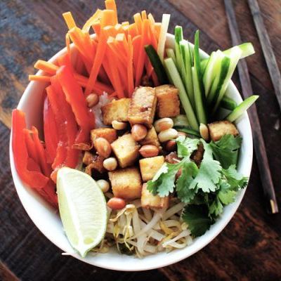 Вьетнамский салат с рисовой лапшой и тофу