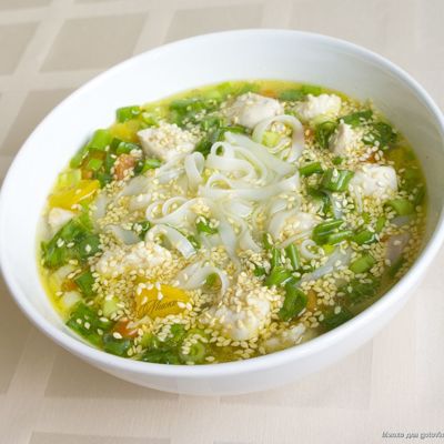 Суп из курицы с рисовой лапшой и овощами