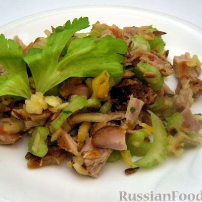 Куриный салат с сельдереем и семечками