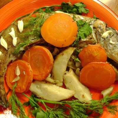 Щука запеченная в духовке целиком, фаршированная морковью и луком