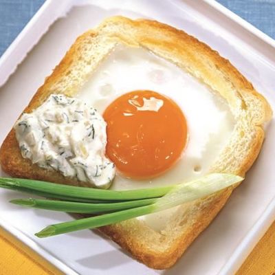 Французские тосты с яйцом и пикантным соусом