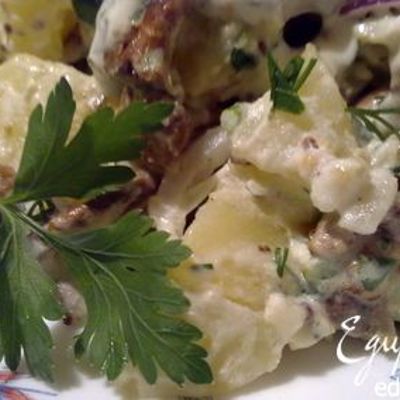 Теплый картофельный салат с лисичками и сметанным соусом.