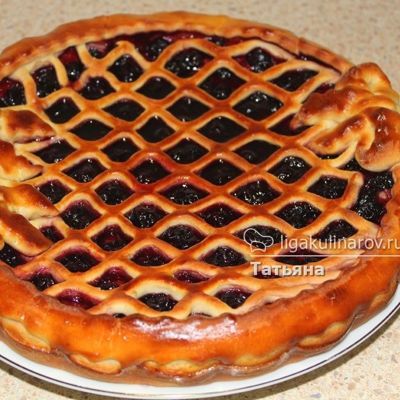 Домашний пирог с вишневым вареньем