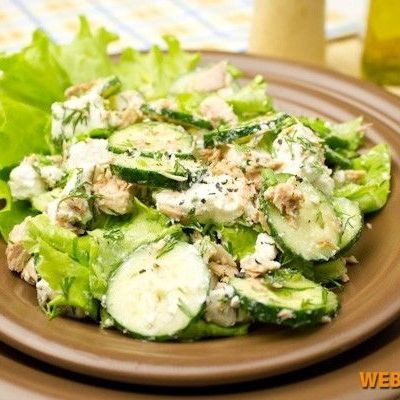 Зелёный салат с тунцом и сыром Фета