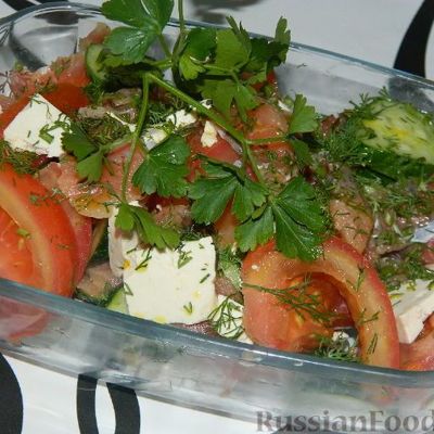 Овощной салат с копченым лососем и сыром
