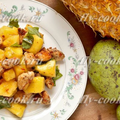 Куриный салат с ананасами и манго