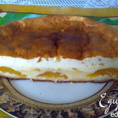 Творожной пирог с консервированными персиками