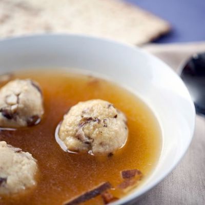 Суп с трюфельными кнейдлах, фаршированными грибами шиитаке