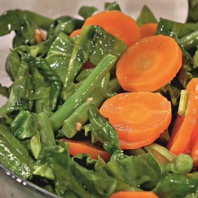 Салат из моркови и шпината
