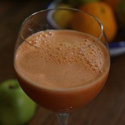 Яблочно-морковный сок со шпинатом