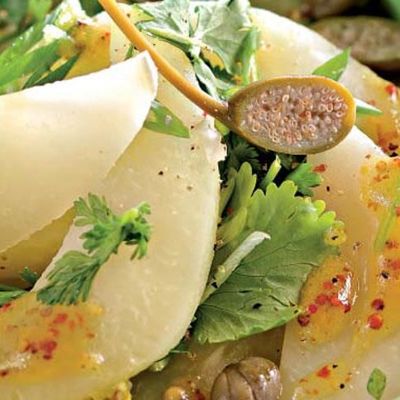 Теплый салат из кольраби с каперсами и кинзой