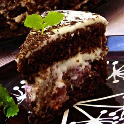 Шоколадный торт с вишней и сметаной