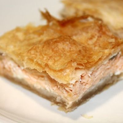Пирог с лососем и сливочным сыром из слоеного теста