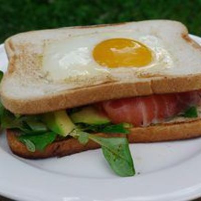 Сэндвич с яйцом, семгой и авокадо