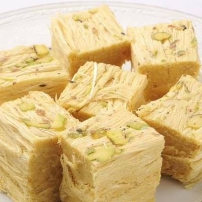Соан папди - нежные, тающие во рту индийские сладости из нутовой муки с миндалем
