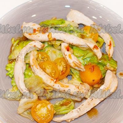 Фьюжн-салат с кунжутно-имбирным соусом
