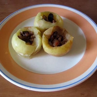 Печеные яблоки с орехами и изюмом в мультиварке