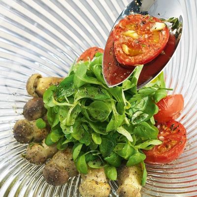 Салат с теплыми белыми грибами и подвяленными томатами