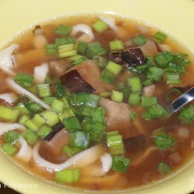 Зимний суп с шиитаке, запеченным чесноком и лапшой