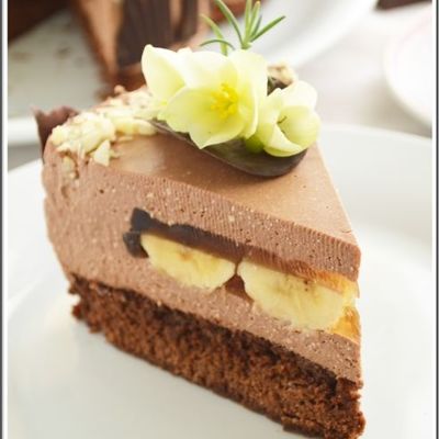 Торт Шоколадно-творожный мусс с бананами в карамельном желе.