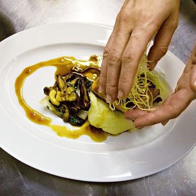 Семга на васаби-пюре с имбирным соусом, грибами и листьями пак-чой