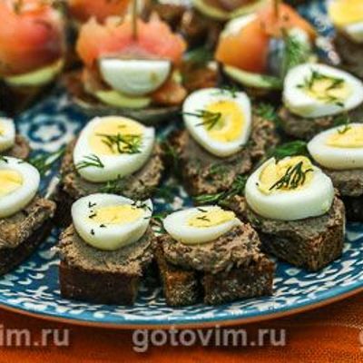 Тартинки с перепелиными яйцами и паштетом