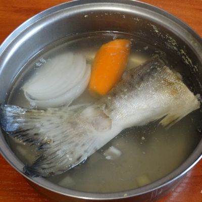 Рыбный бульон из горбуши с яйцом