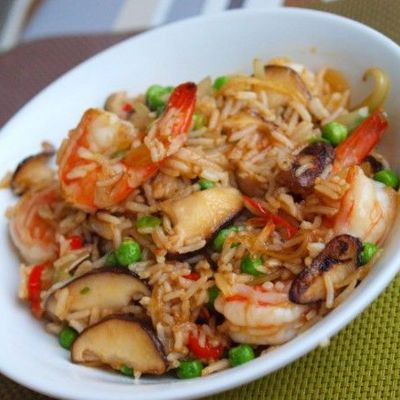 Жареный рис с креветками и шиитаке
