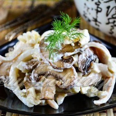 Вкусный салат из кальмаров с грибами