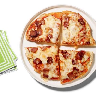 Пицца с беконом и тремя видами сыра
