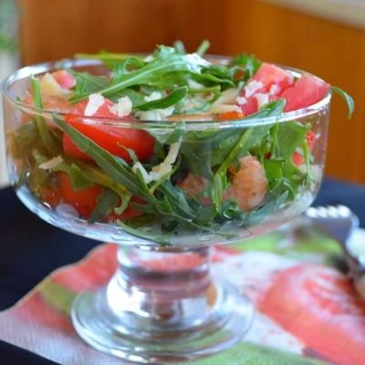 Салат с помидорами черри, креветками и рукколой