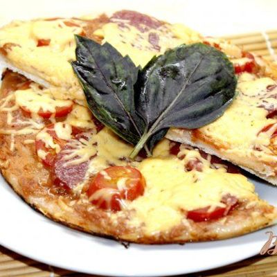 Пицца с салями и помидорами черри в мультиварке