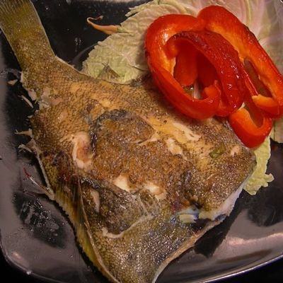 Рыба камбала на гриле на сковородке гриль