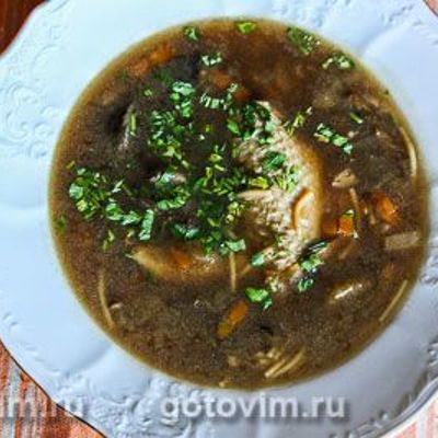 Куриный суп с сушеными грибами и вермишелью