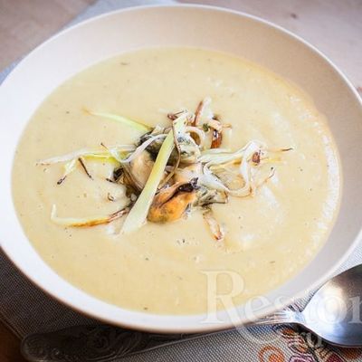 Крем-суп из лука-порея и картофеля с мидиями