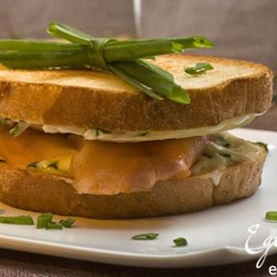 Сэндвич с красной рыбой и сыром Филадельфия