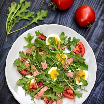 Быстрый салат с рукколой, яйцом, ветчиной и помидорами