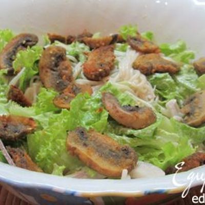 Салат с рисовой лапшой и грибами в сухарях