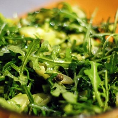 Зеленый салат с каперсами