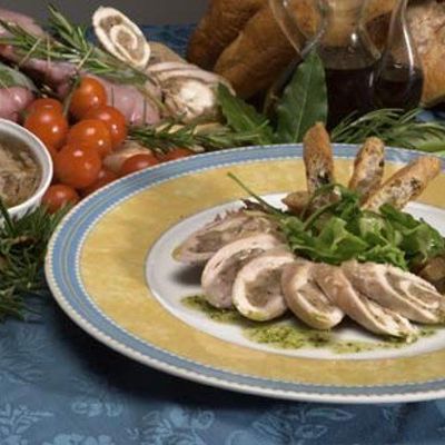 Теплый салат с кроликом и белыми грибами