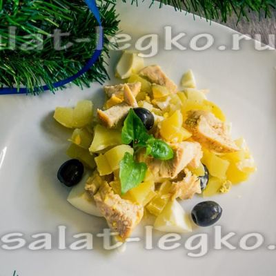 Простой салат с вареной курицей и маслинами