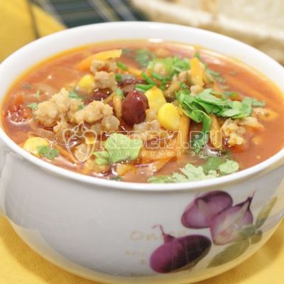 Мексиканский суп с фаршем, перчиками холопенью и макотью помидоров