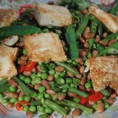 Салат из фасоли с жареным тофу