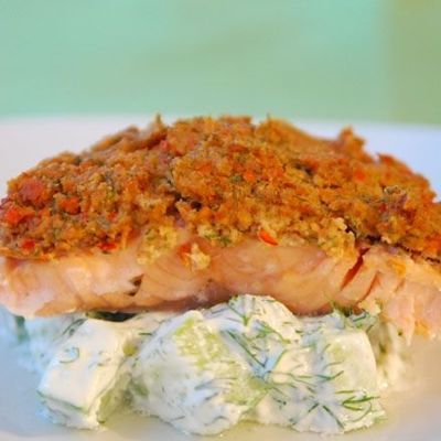 Королевский салат из копченого лосося и гребешков