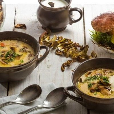 Суп с сушеными грибами в горшочке