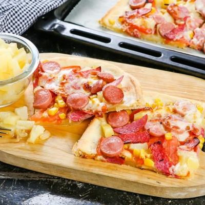 Пицца с ананасами и колбасой