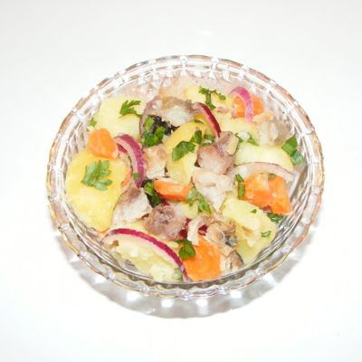 Салат с копченой скумбрией и картофелем