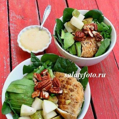 Салат из курицы со шпинатом, авокадо и грушей